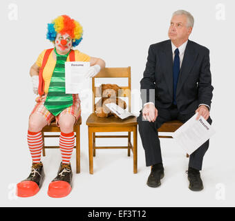 Geschäftsmann und Clown wartet ein interview Stockfoto