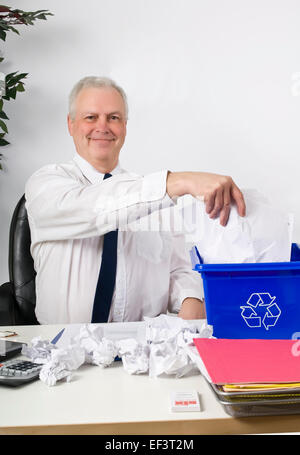 Geschäftsmann recycling Papiere Stockfoto