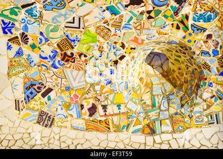 Details des Trencadís, Mosaiken, im Park Güell gebrochen. Von Antoni Gaudi entworfen. Barcelona, Katalonien, Spanien. Stockfoto
