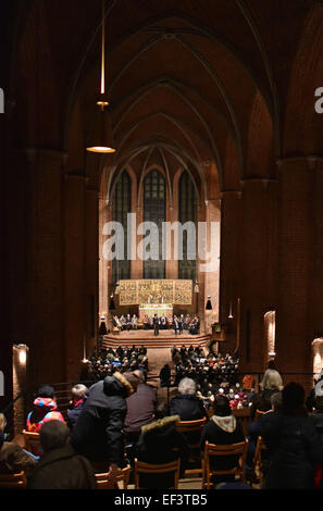 Hannover, Deutschland. 26. Januar 2015. Gegner der Anti-Islamischen Hagida (Hannover gegen die Islamisierung des Abendlandes) Bewegung sitzen für Gruppe Gebet in der Kirche der Marktkirche in Hannover, 26. Januar 2015. Hagida ist ein regionaler Ableger der Pegida (Patriotischen Europäer gegen die Islamisierung des Abendlandes) Bewegung. Foto: JOCHEN LUEBKE/Dpa/Alamy Live News Stockfoto