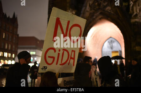 Hannover, Deutschland. 26. Januar 2015. Gegner der Anti-Islamischen Hagida (Hannover gegen die Islamisierung des Abendlandes) Bewegung halten ein Schild, das "No Gida" vor der Marktkirche-Kirche in Hannover, 26. Januar 2015 liest. Hagida ist ein regionaler Ableger der Pegida (Patriotischen Europäer gegen die Islamisierung des Abendlandes) Bewegung. Foto: JOCHEN LUEBKE/Dpa/Alamy Live News Stockfoto