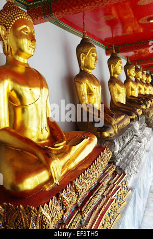 Buddhas Gold nebeneinander im Wat Pho, Bangkok, Thailand Stockfoto