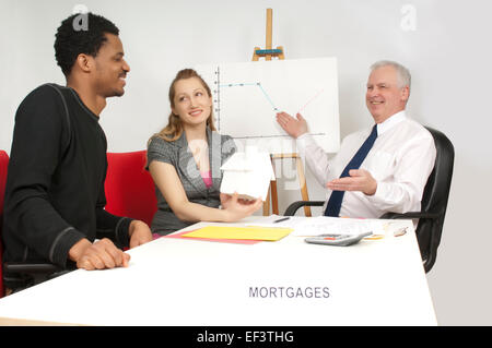 Hypotheken-Broker mit Kunden sitzen Stockfoto