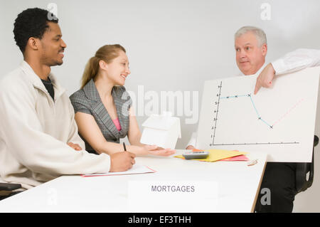 Hypotheken-Broker mit Kunden sitzen Stockfoto