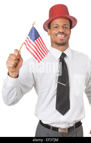 Mann trägt rote Mütze und hält kleine amerikanische Flagge Stockfoto