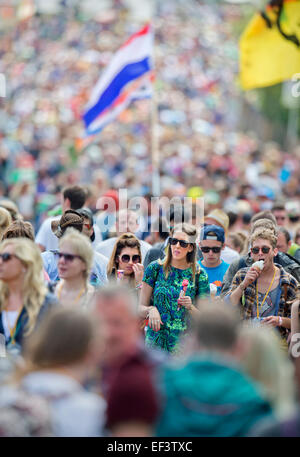 Massen-streaming auf einem belebten Gehweg beim Glastonbury Festival 2014 Stockfoto