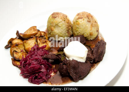 Reh-Gulasch mit Semmelknödel und Rotkraut Stockfoto