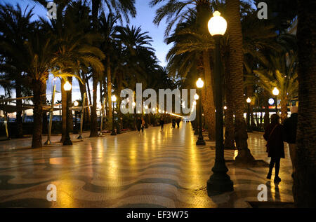 ALICANTE BEACH FRONT PROMENADE Explanada de España de Alicante bei Nacht Stockfoto