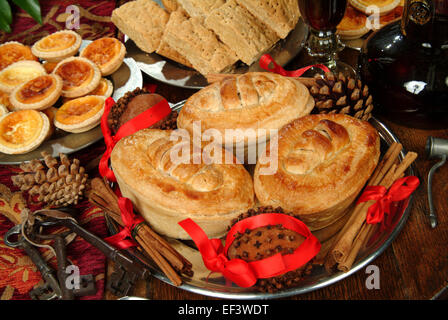 16th.and 17th.century Lebensmittel von der Tudor-Zeit, mit Marzipan Kuchen (Herzform Dekorationen) und Hackfleisch pyes(3 circular) a UK Xmas Stockfoto