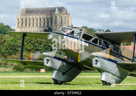 Lancing College, koedukative englische unabhängige Schule in der britischen Schultradition, am Shoreham Airport. De Havilland Dragon Rapide Stockfoto