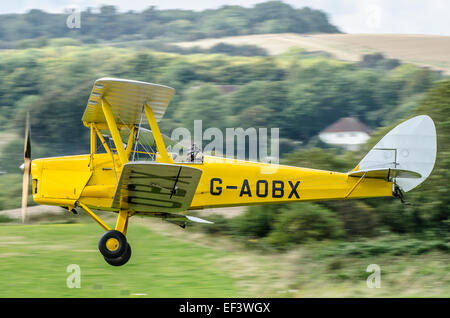 De Havilland DH-82 Tiger Moth G-AOBX ist eine Gruppe von Flugzeugen, durch sechs ex Concorde Piloten gehört. Fliegen bei Shoreham Stockfoto