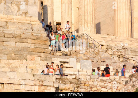 Touristen auf den Stufen auf der Akropolis von Athen, Griechenland Stockfoto