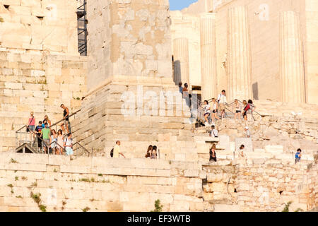 Touristen auf den Stufen auf der Akropolis von Athen, Griechenland Stockfoto