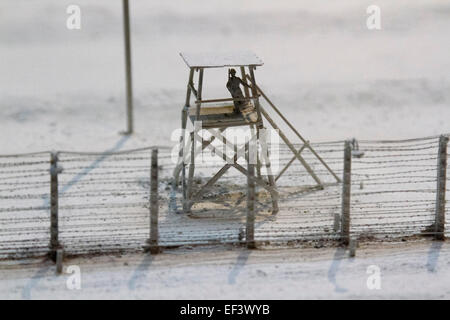 London, UK. 26. Januar 2015. Ein Replikat Modell der Wache Wachturm im Konzentrationslager Auschwitz erstellt von Gerry Judah als Teil der Holocaust-Ausstellung im Imperial War Museum zum Gedenken an den 70. Jahrestag der Befreiung des Lagers Auschwitz im Jahr 1945. Auschwitz-Birkenau wurde von den Nazis als ein Sklave Internementand Vernichtungslager benutzt wo mehr als 2 Millionen Juden starben. Bildnachweis: Amer Ghazzal/Alamy Live-Nachrichten Stockfoto