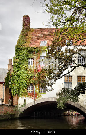 Altes Haus auf Kanal in Brügge, Belgien Stockfoto