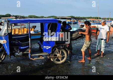 Fisch - Hafen in PUERTO PIZARRO kaufen. Abteilung von Tumbes. Peru Stockfoto