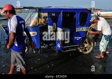 Fisch - Hafen in PUERTO PIZARRO kaufen. Abteilung von Tumbes. Peru Stockfoto