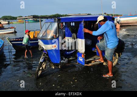 Fisch - Hafen in PUERTO PIZARRO kaufen. Abteilung von Tumbes. Peru Stockfoto