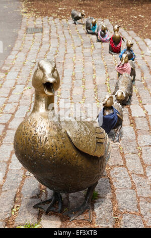 Machen Sie Weg für Entenküken Skulptur von Nancy Schon, Boston Public Garden, Boston, Massachusetts, USA Stockfoto