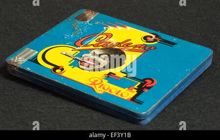 Dieses Bild zeigt die Cadena Rigolo Zigarrendose, ein Produkt, das Vintage-Tabakverpackungen mit einem besonderen Design aus dem frühen 20. Jahrhundert zeigt. Stockfoto