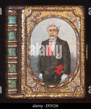 Die Dose Zigaretten Fallières zeigt ein Bild des französischen Präsidenten und zeigt ein Werbestück aus dem frühen 20. Jahrhundert. Sie ist Teil des Brandings und der Werbung für Zigaretten und spiegelt die Marketingpraktiken der damaligen Zeit wider. Stockfoto