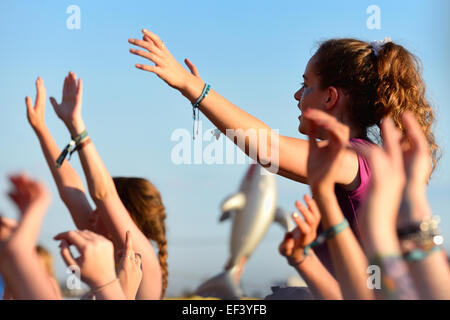 BENICASSIM, Spanien - 20 Juli: Junge Frau aus der Menge jubeln beim FIB Festival am 20. Juli 2014 in Benicassim, Spanien. Stockfoto