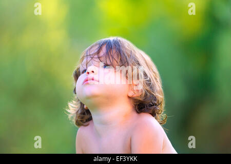 Baby Kind Mädchen im Sommer auf der grünen Wiese Hintergrund Stockfoto