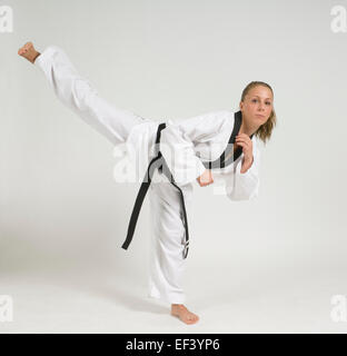 Frau trägt Karate uniform Stockfoto