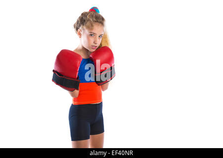 Boxer Kind blondes Mädchen mit lustigen Boxhandschuhen auf weißem Hintergrund Stockfoto