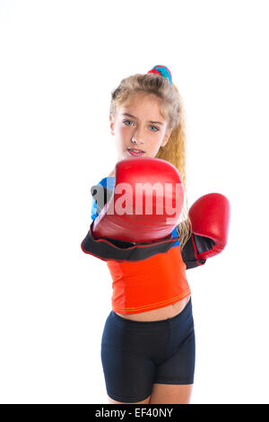 Boxer Kind blondes Mädchen mit lustigen Boxhandschuhen auf weißem Hintergrund Stockfoto