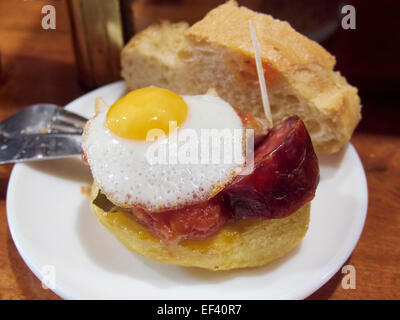 Spanische Tapa bestehend aus Ei, Chorizo und spanisches Omelett Stockfoto