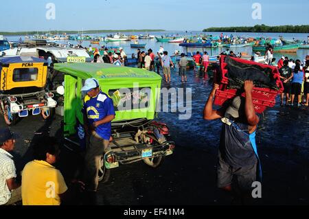 Fisch - Hafen in PUERTO PIZARRO kaufen. Abteilung von Tumbes. Peru Stockfoto