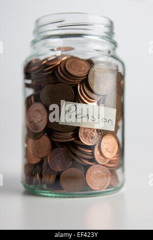 Ein Glas mit 1- und 2-Cent-Münzen mit einem Etikett "Pension". Stockfoto