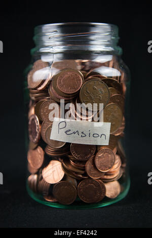 Ein Glas mit 1- und 2-Cent-Münzen mit einem Etikett "Pension". Stockfoto