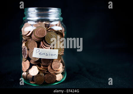 Ein Glas mit 1- und 2-Cent-Münzen mit einem Etikett "Pension". Text-Raum rechts. Stockfoto