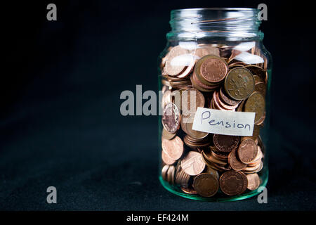 Ein Glas mit 1- und 2-Cent-Münzen mit einem Etikett "Pension". Text Links Platz. Stockfoto