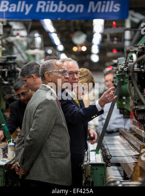 NASA-Administrator Charles Bolden, links, ergibt sich eine Tour von Bally Ribbon Mühlen (BRM) Produktionsstätte aus BRM Präsident Ray Harries auf Freitag, 9. Januar 2015 in Bally, PA BRM webt die multifunktionale 3D Wärmeschutz System Polsterung zu isolieren und schützen von Orion-Raumsonde der NASA verwendet. Vor kurzem getestet-Orion-Raumsonde der NASA tragen Astronauten zum Mars und zurück, die sie mit Hilfe der BRM-Technologie sicher zur Erde zurück. Neue geflochtene composite-Materialien sind eine erweiterte Raumfahrttechnologie, die einen wichtigen Meilenstein in Richtung der Raum-Systeme markieren, die ausziehbaren h ermöglichen Stockfoto