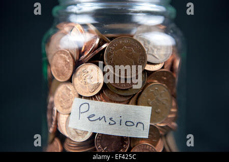 Ein Glas mit 1- und 2-Cent-Münzen mit einem Etikett "Pension". Stockfoto