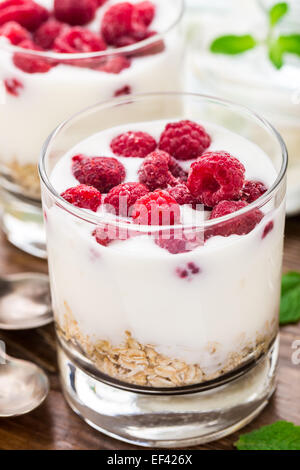 Joghurt mit Müsli und Himbeeren Stockfoto