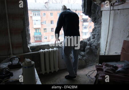 Gorlowka, Ukraine. 26. Januar 2015. Bewohner der Stadt Fuß vorbei an