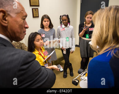 NASA-Administrator Charles Bolden, links, und NASA Chief Scientist Ellen Stofan Fragen von Kinder-Reportern vor den jährlichen White House Zustand der Wissenschaft, Technologie, Technik und Mathematik (SoSTEM)-Adresse, Mittwoch, 21. Januar 2015, im Süden Gericht Auditorium in der Eisenhower Executive Office Building auf das Weiße Haus in Washington Komplex. Stockfoto