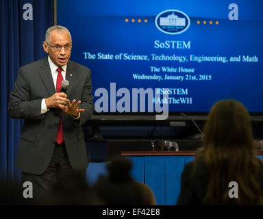 NASA-Administrator Charles Bolden beantwortet Fragen für einen Studenten während der jährlichen White House Stand der Wissenschaft, Technologie, Technik und Mathematik (SoSTEM) Adresse, Mittwoch, 21. Januar 2015, im Süden Gericht Auditorium in der Eisenhower Executive Office Building auf das Weiße Haus in Washington Komplex. Stockfoto