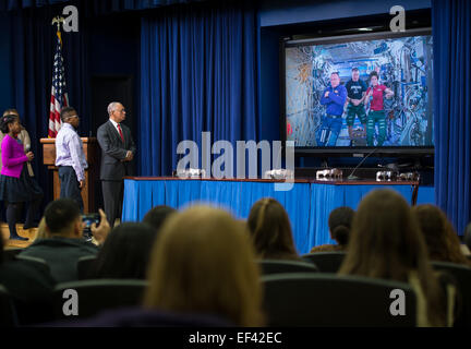 Expedition 42 Commander Barry "Butch" Wilmore, verließ am Bildschirm, Flight Engineer Terry Virts und Astronaut der Europäischen Weltraumorganisation (ESA) Samantha Cristoforetti mit NASA-Administrator Charles Bolden und Washington, DC Bereich Studierenden via live Downlink reden während der jährlichen White House Stand der Wissenschaft, Technologie, Technik und Mathematik (SoSTEM) Adresse, Mittwoch, 21. Januar 2015, im Süden Gericht Auditorium in der Eisenhower Executive Office Building auf das Weiße Haus in Washington Komplex Stockfoto