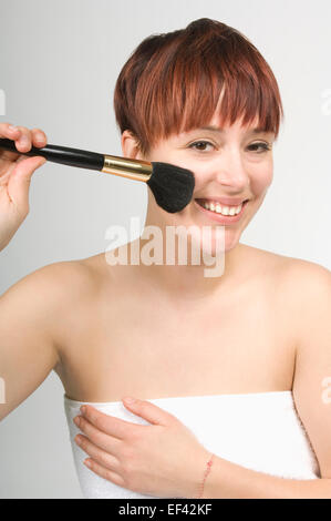 Frau Make-up anziehen Stockfoto