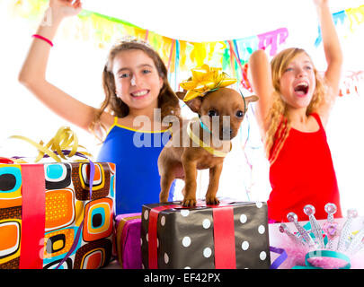 Freundinnen Party tanzen mit Geschenken und Chihuahua Hündchen in Geburtstag Stockfoto