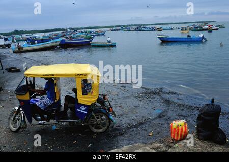 Fisch - Hafen in PUERTO PIZARRO kaufen. Abteilung von Tumbes. Peru Stockfoto