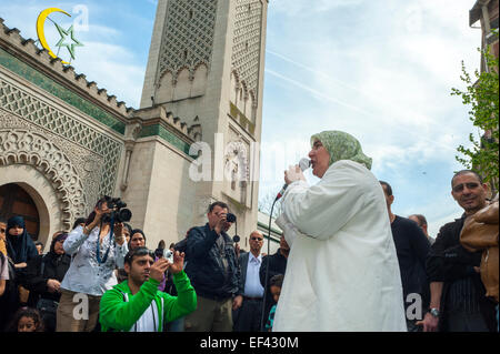 Paris, Frankreich, französische arabische Moslems demonstrieren gegen Islamophobie, Rassismus, Frauen in Rallye, traditionelle Kleidung, mit der Menge reden, In der Grande Moschee, religiöse Versammlung, öffentlicher Sprecher, Religion verschiedener Kulturen, Frau in einem Hidschab-frankreich Stockfoto