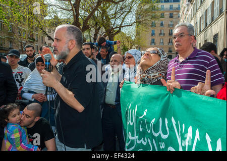 Paris, Frankreich, französische arabische Muslime demonstrieren gegen Islamophobie, Rassismus, Männer mit Zeichen und Bannern, religiöser Führer, halten Rede, radikaler Islamführer an die Menge,