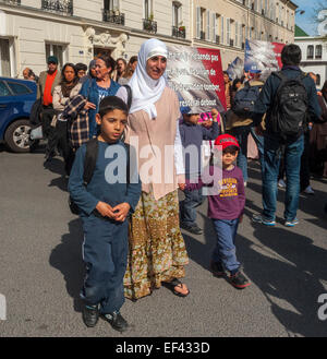 Paris, Frankreich, französische arabische Muslime demonstrieren gegen Diskriminierung Islamophobie, Rassismus, verschleierte muslimische Frau in traditionellem Kleid, Hijab, Migrantenmigranten Minderheitenfamilie, verschiedene Kulturen Religion Stockfoto