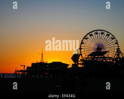 Sonnenuntergang über dem Riesenrad auf dem Pier von Santa Monica Pier in Kalifornien. Stockfoto